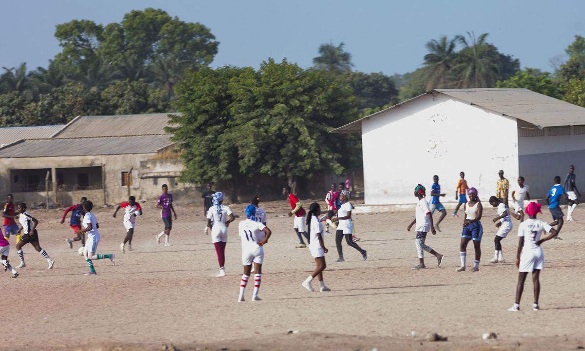 Fußball gespielt wird überall. Auch hier auf dem Schulhof. Talente für die nächste WM?