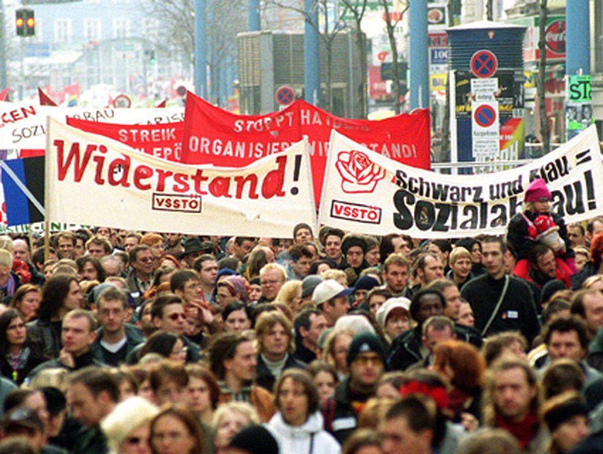 Tausende Österreicher demonstrierten - und auch Europa war in Aufruhr. Die 14 EU-Mitgliedsstaaten beschlossen bilaterale Maßnahmen gegen Österreich.