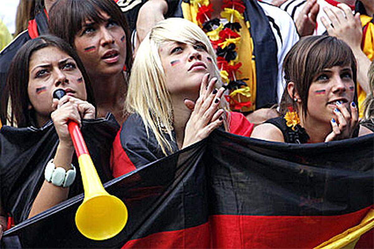 Viel Grund zum Jubeln hatten die deutschen Fans gegen Serbien, das sie 0:1 verloren, allerdings nicht. Da half auch beten nicht.