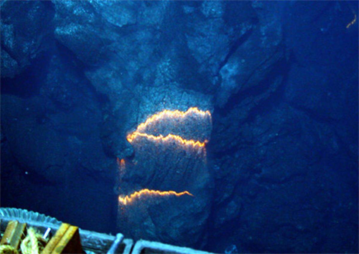Die Lava kriecht langsam den Abhang hinunter, kühlt an der Oberfläche recht schnell ab und reißt immer wieder auf.