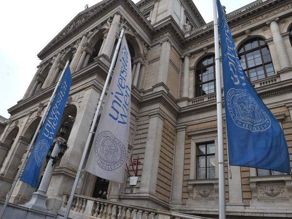 Eigentlich der Tag, an dem sich die Universität mit Veranstaltungen, Vorträgen und Reden selbst feiert. Studenten sollten tags davor feiern, denn am Dies Academicus können sie in der Regel ausschlafen. Lehrveranstaltungen fallen normalerweise aus.