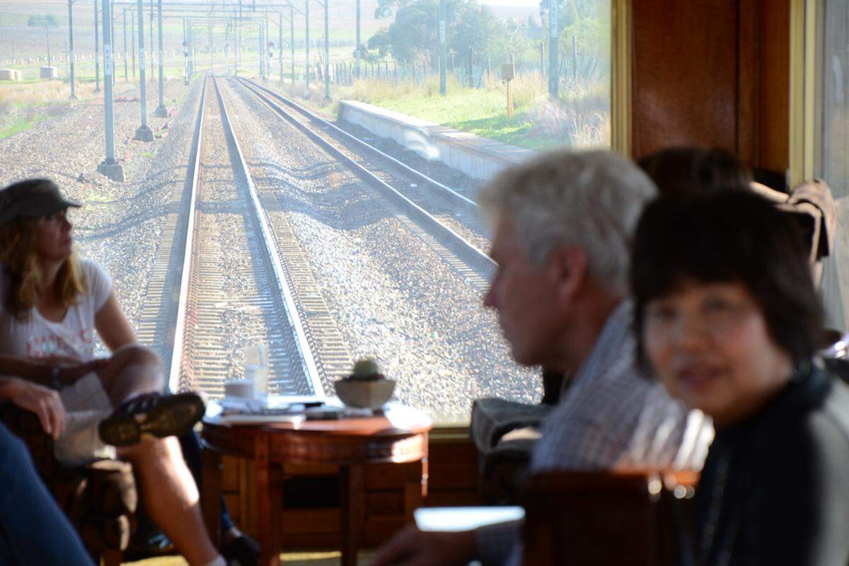 Ein einzigartiges Erlebnis f&uuml;r S&uuml;dafrika-Reisende ist eine Fahrt mit dem Blue Train. Der Luxuszug poltert von Pretoria nach Kapstadt, in 27 Stunden legt er 1600 Kilometer zur&uuml;ck. Manchmal dauert es auch ein bisschen l&auml;nger, immerhin sind die Garnituren schon einige Jahre unterwegs und m&uuml;ssen immer wieder kurze Pausen einlegen.