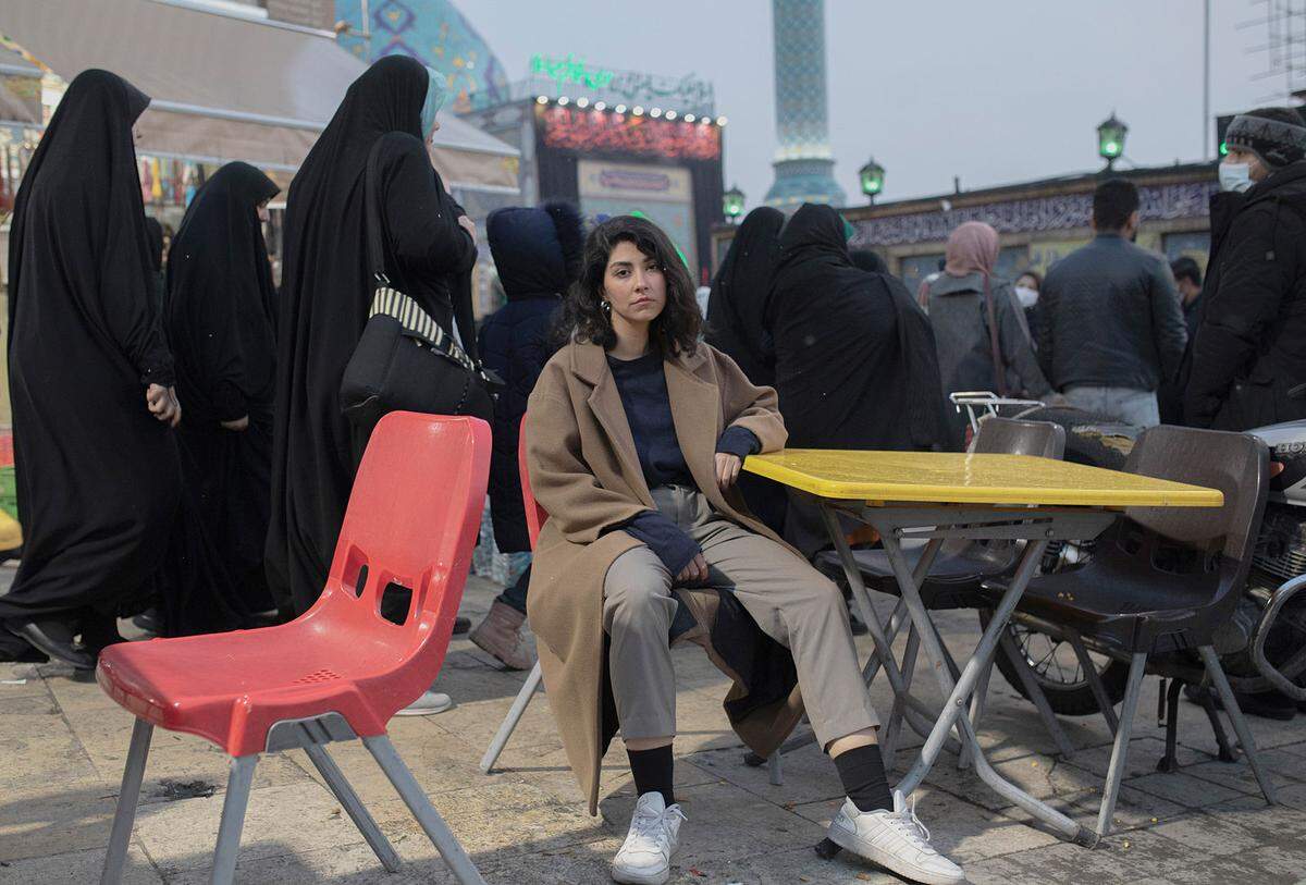 Auch dieses Bild stammt aus dem Iran, gemacht hat es Ahmad Halabisaz: Ohne Hijab sitzt diese junge Frau in der Öffentlichkeit und sieht selbstbewusst in die Kamera. Das iranische Regime versucht die Proteste mit allen möglichen Mitteln zu unterdrücken.
