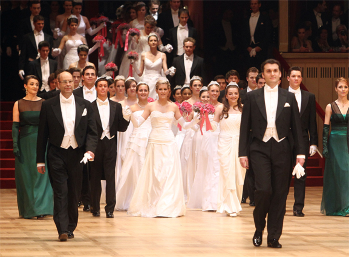 Pünktlich um 22 Uhr zog das Jungdamen- und Jungherren-Komitee in den festlich geschmückten Saal ein.