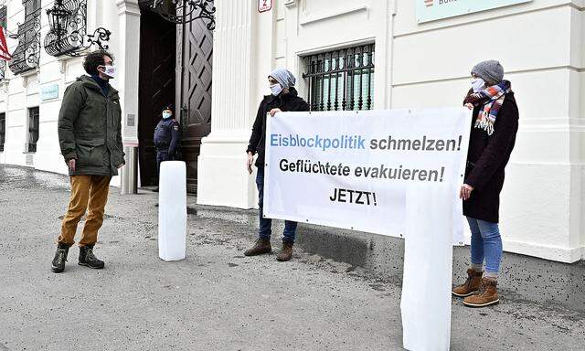 Zwei Eisblöcke vor dem Kanzleramt sollen die "eiskalten Schultern" des Bundeskanzlers symbolisieren.