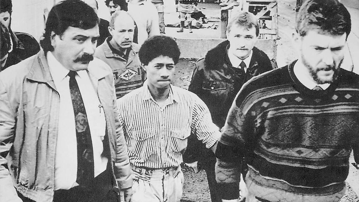 Raymond Ratima (Mitte) währen des Prozesses gegen ihn 1992