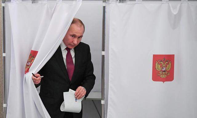 Vertrauensvotum über den Präsidenten. Wladimir Putin bei der Stimmabgabe gestern in Moskau.