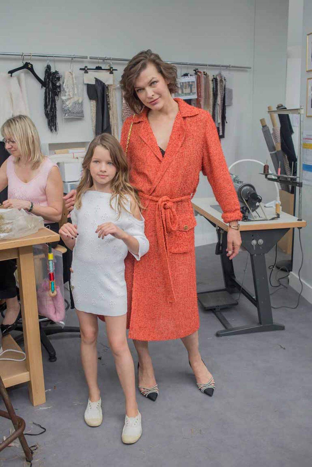 Model Milla Jovovich posierte mit ihrer Tochter vor den Fotografen.