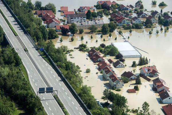 In der Region mussten nach dem Dammbruch schon am Dienstag rund 6000 Menschen ihre Häuser wegen des Hochwassers verlassen.