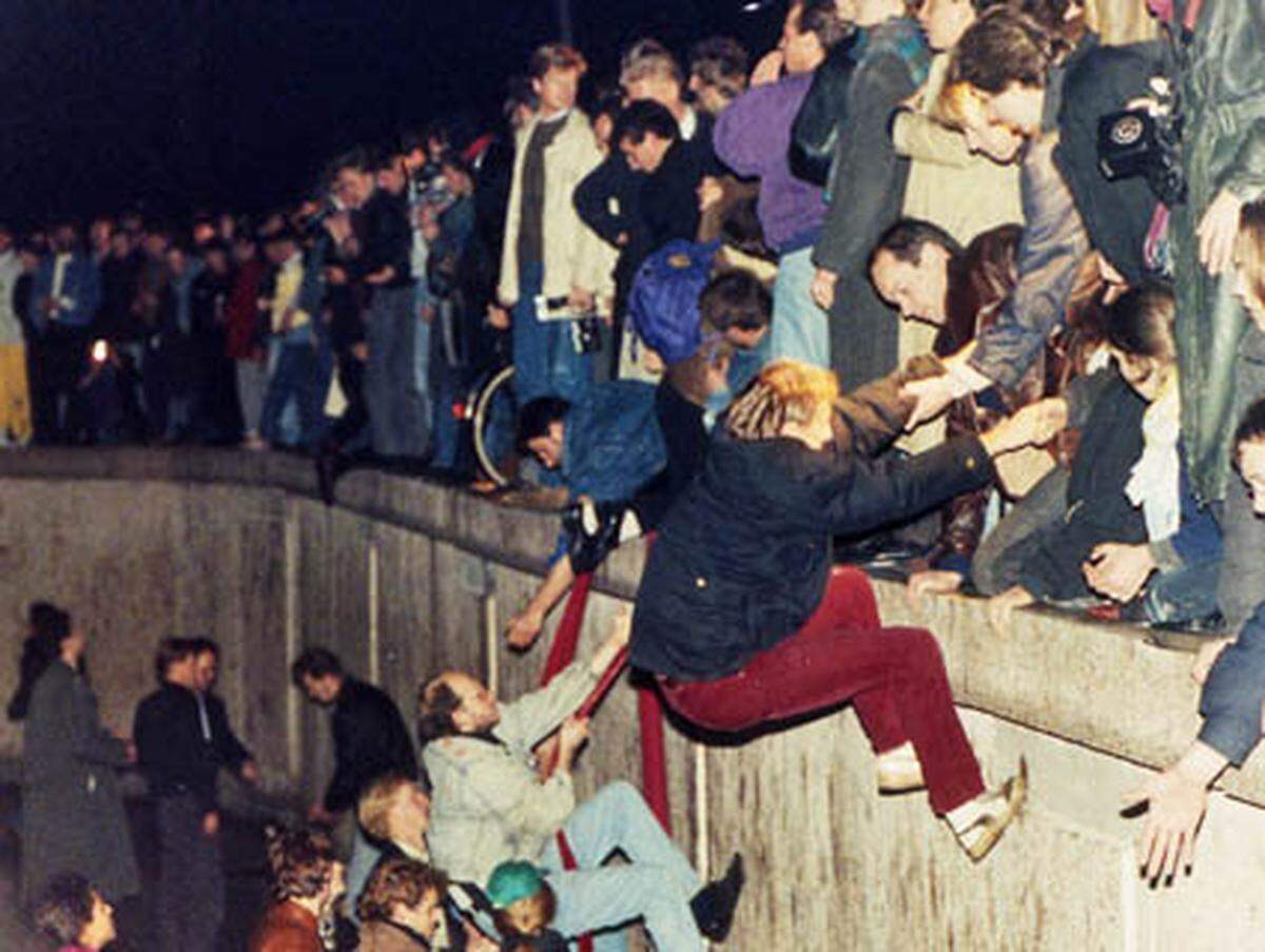 Ein nächtlicher Freudentaumel durch West-Berlin beginnt. Zehntausende strömen über die Grenze, um einen Blick in den Westen zu werfen - oder um gleich für immer dort zu bleiben.