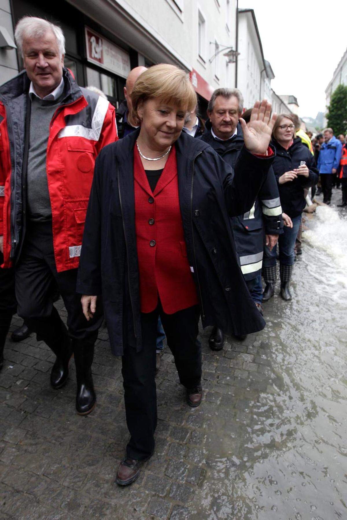 Anteilnahme demonstrieren und Hilfe versprechen - in der aktuellen Hochwasser-Katastrophe setzen Politiker wieder auf den (kameragerechten) Einsatz vor Ort. Die deutsche Kanzlerin Angela Merkel reiste am Dienstag in das überflutete Passau und versprach den Betroffenen 100 Millionen Euro Soforthilfe.