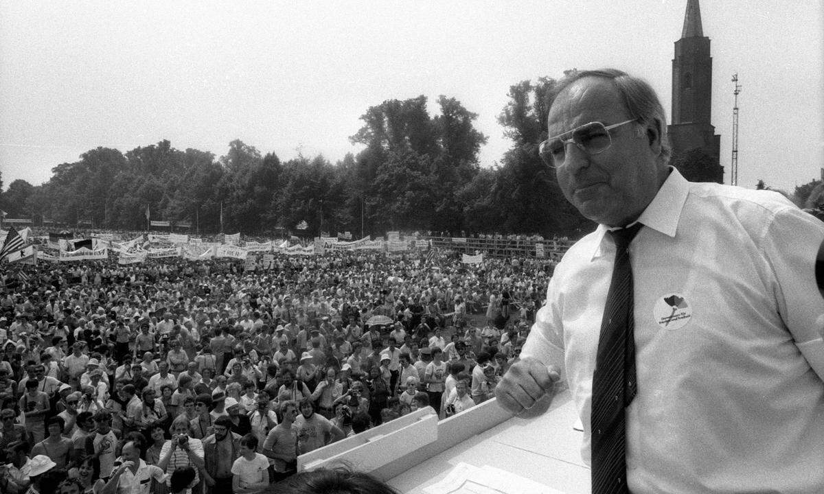 1982 wurde Kohl beim Misstrauensvotum gegen SPD-Kanzler Helmut Schmidt zum Regierungschef in Bonn gewählt.