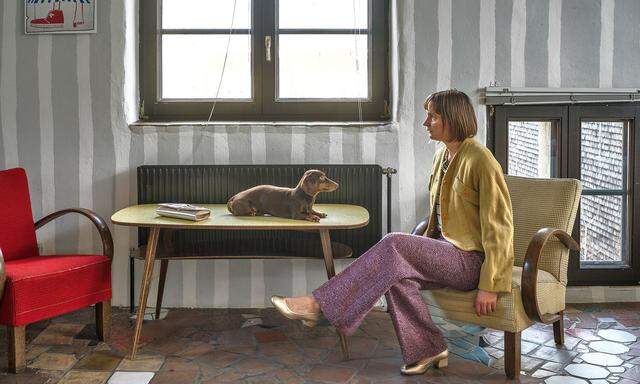 Locations mit Patina. Wien-Impressionen von Elina Brotherus: „Hundertwasserhaus mit Hund“.