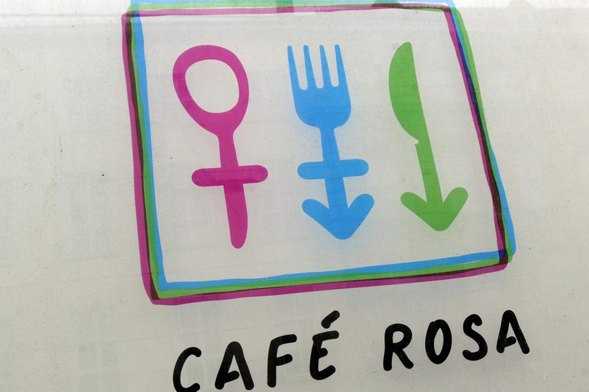 Ganz vorne auf der Liste steht der Skandal um das gescheiterte Studibeisl Cafè Rosa, in dem bislang 500.000 Euro versickerten. Die rechten ÖH-Fraktionen weiden das genüsslich aus. Allen voran die FPÖ-Studenten: Sie haben Anzeige gegen die ÖH Uni Wien eingebracht. Ein weiterer Vorwurf: Die ÖH habe das (wahltaktisch motivierte) Angebot des RFS ausgeschlagen, das Lokal für einen Abend zu mieten und habe so auf 2000 Euro verzichtet.