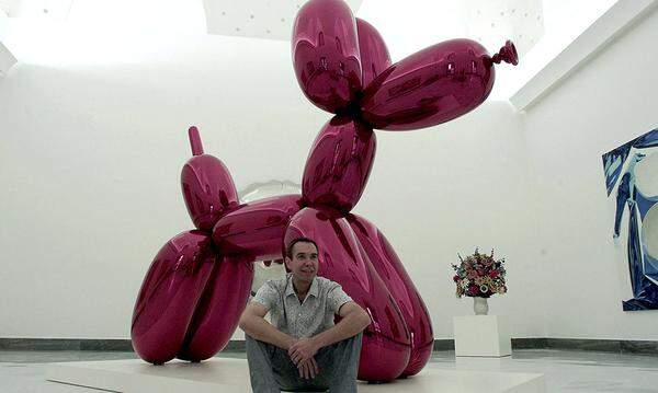 Den Rekord für lebende Künstler hielt bisher die Skulptur "Balloon Dog (Orange)" des US-Künstlers Jeff Koons. Sie war 2013 bei einer Auktion in New York für 58,4 Millionen Dollar versteigert worden. Im Bild: Koons vor einem anderen, nicht orangen "Balloon Dog"