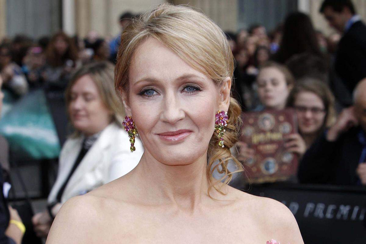 J.K. Rowling, die Erfinderin von Harry Potter hat dieses Jahr bereits 17 Millionen Dollar verdient. Acht Millionen bekam die Britin als Vorauszahlung für ihr neues Werk "Ein plötzlicher Todesfall", den Rest hat sie dem Online-Store "Pottermore" zu verdanken.