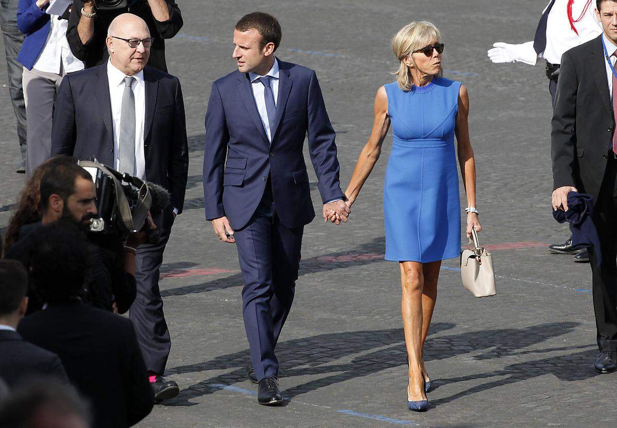 Was nicht heißt, dass Brigitte Macron chic nicht kann, ganz im Gegenteil. High Heels und Kleider sehen an der Französin immer perfekt abgestimmt aus, die Schnitte vorteilhaft - ein Talent, dass jüngeren Frauen oft fehlt -, so wie bei diesem Louis-Vuitton-Kleid, das eine ähnliche Struktur besitzt wie Macrons Angelobungslook.