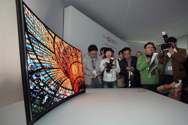 Samsung hat auf der CES einen Prototypen mit gekrümmtem OLED-Display mit 55 Zoll Bilddiagonale vorgestellt. Durch die Kurve soll ein "Panorama-Effekt" entstehen. Weder technische Details noch Preis noch Verfügbarkeit wurden genannt.