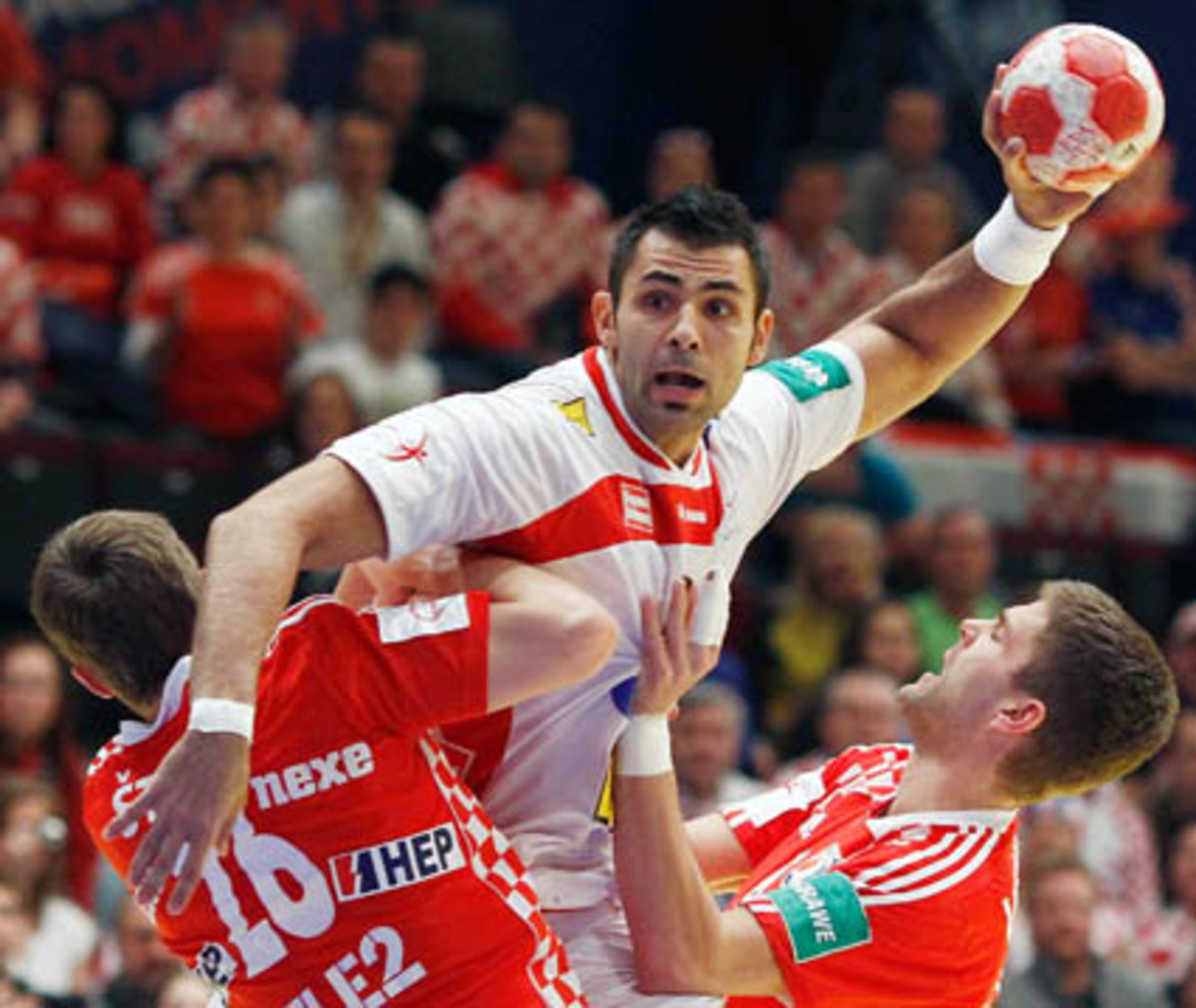 "Wir haben eine ganz gute Partie gespielt. Einige Entscheidungen der Schiedsrichter waren komisch, aber sich jetzt darüber aufregen, das bringt nichts mehr. Leider haben uns am Ende die Schiris die Partie versaut. Mit dieser Stimmung im Rücken können wir am Donnerstag die Russen sicher knacken. Wir müssen einfach - wie der Dagur immer sagt - wie die Schweine weiterkämpfen."