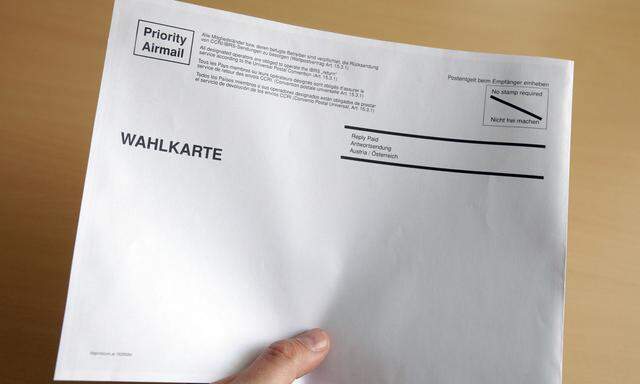 Ein Kuvert für die Wahlkarte 