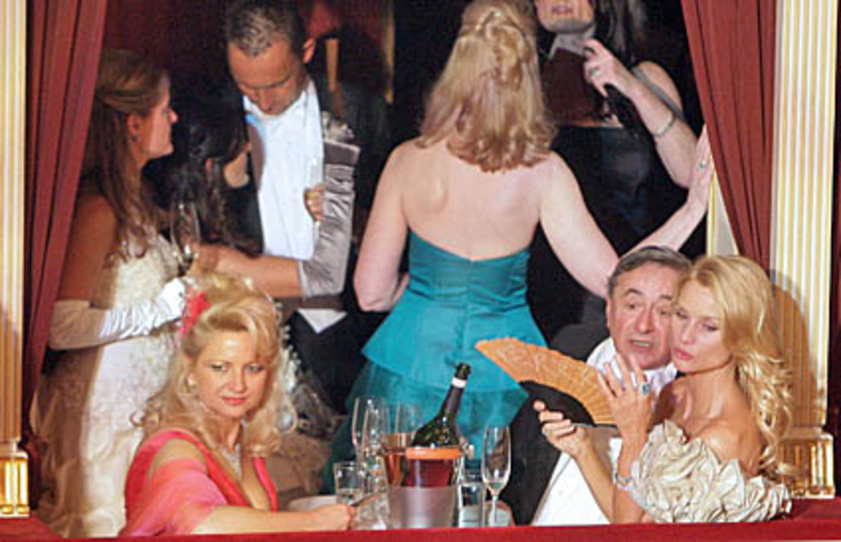 Die Loge des Lugner: Richard Lugner (2.v.re.) mit Promi-Begleitung Nicollette Sheridan (ganz re) und Freundin Sonja Schönanger (ganz li).