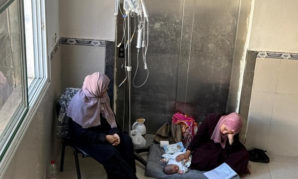 Palästinenser in einem Krankenhaus in Khan Younis im Süden des Gazastreifen, wo am Montag bei einem israelischen Angriff mehrere Menschen ums Leben kamen. 