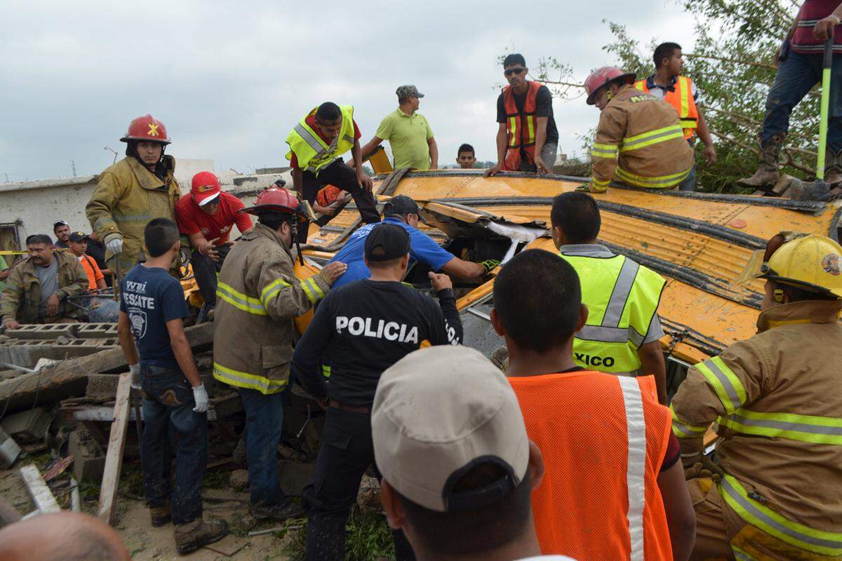 Die Rettungsarbeiten dauerten noch an, schrieb Acunas Bürgermeister Evaristo Lenin Perez auf Twitter. Die Wasserversorgung sei aber wiederhergestellt worden. Er bat um Wasser-, Lebensmittel-und Kleiderspenden für die Betroffenen.
