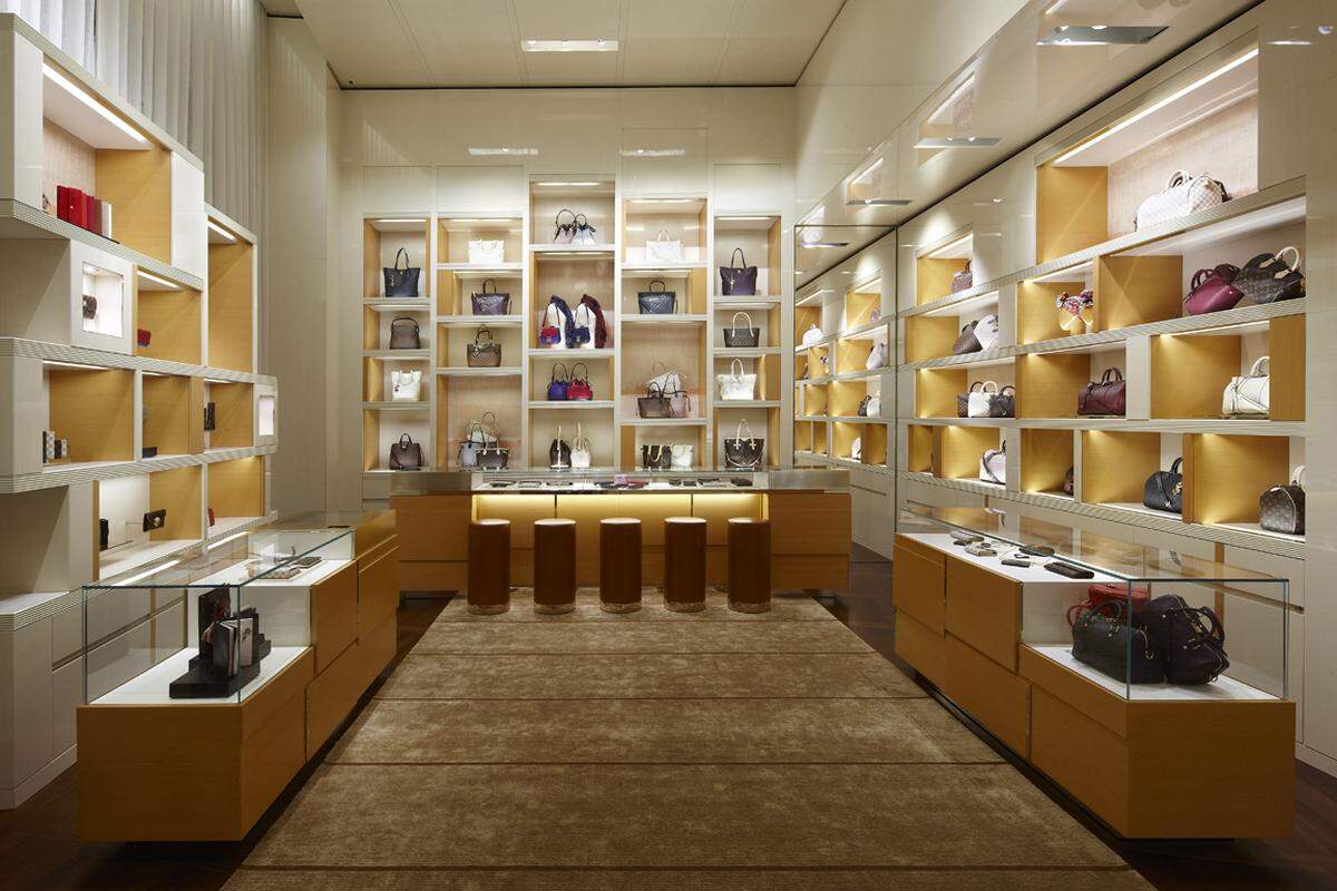 Komplett ist das Geschäft aber noch nicht. Die zweite Phase der Geschäftseröffnung folgt im März 2013, dann wird die zweite Etage für Damenbekleidung sowie eine separate Uhren- und Schmuck-Boutique enthüllt.
