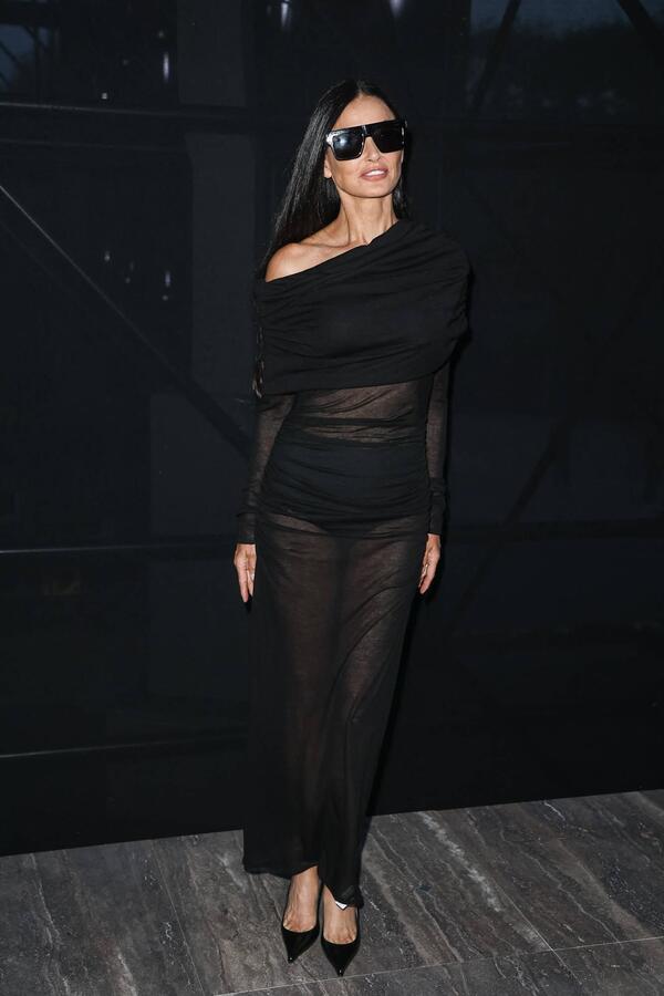 Demi Moore zeigte sich bei der Show von Saint Laurent ganz in Schwarz. 