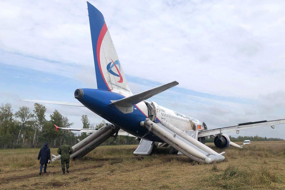 12. September. Ein russisches Passagierflugzeug mit mehr als 160 Menschen an Bord nach seiner Notlandung in Sibirien. Verletzt wurde bei dem Unfall laut ersten Berichten niemand. 