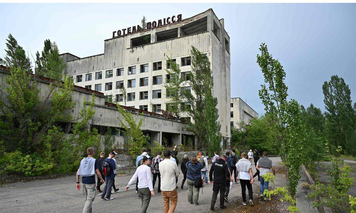 Mit Handy und Geigerzähler wandern dieser Tage weit mehr Touristen als üblich durch das Katastrophengebiet in der Ukraine: Durch die sehr sehenswerte HBO-Serie "Chernobyl" wurde der Katastrophentourismus in verstahlten Gebiet zum Trend. Im Bild: Die Geisterstadt Pripyat.