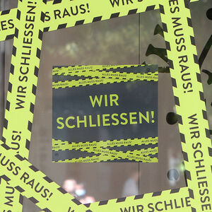Aufkleber wir schlie�en alles muss raus klebt auf dem Schaufenster eines Modegesch�fts in der Fu�g�ngerzone und Einkauf