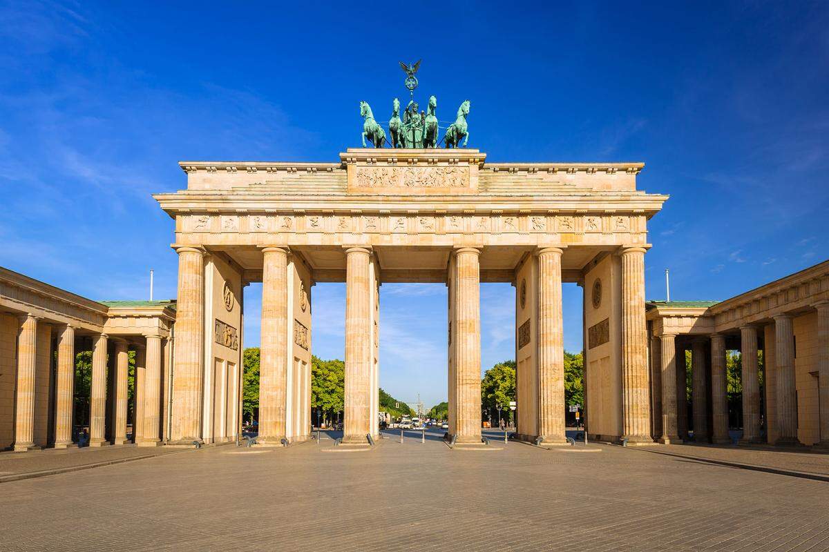 Das Brandenburger Tor in Berlin (erbaut von Carl Gotthard Langhans 1788-1791) ist gemeint.