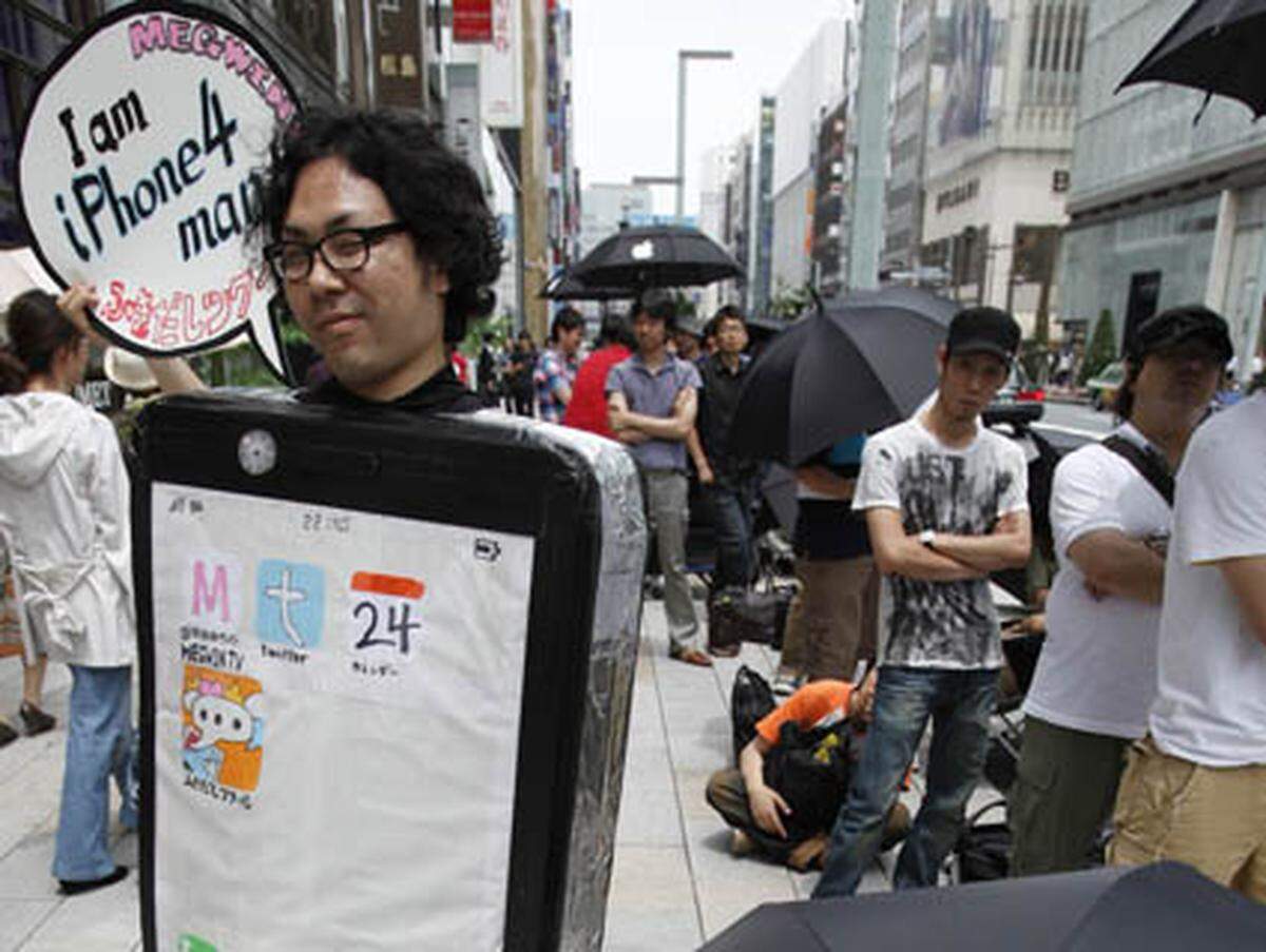 Weitere Schlangen hatten sich vor den Läden des Mobilfunkbetreibers Softbank gebildet, der das iPhone in Japan exklusiv vertreibt.