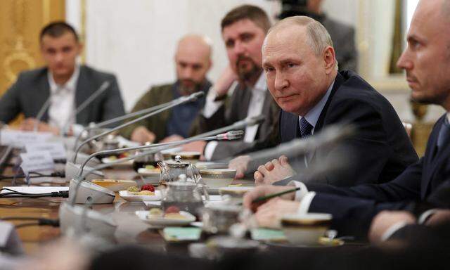Putin bei dem Treffen mit Militärbloggern und -korrespondenten in Moskau am Dienstag.