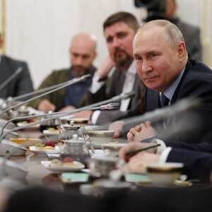 Putin bei dem Treffen mit Militärbloggern und -korrespondenten in Moskau am Dienstag.