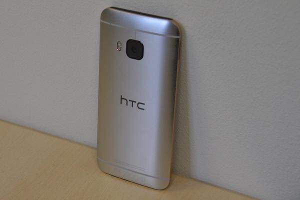 Bei der Verarbeitung hat HTC bereits mit den beiden Vorgängern höchste Präzision bewiesen. Auch das gebürstete Aluminium fühlt sich in der Hand gut an. Lediglich in der kalten Jahreszeit bekommt man von den HTC-Geräten, zumindest vom M8 und M9, ein eiskaltes Händchen.