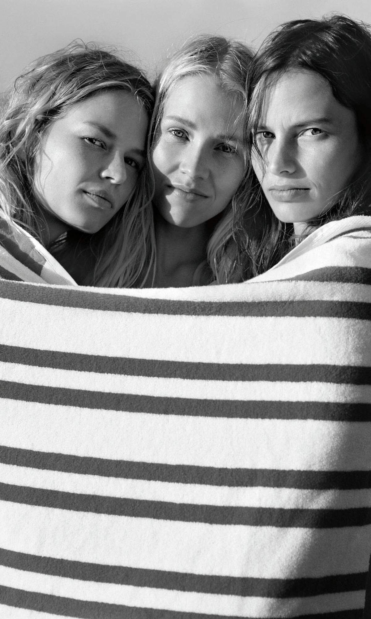 Familienbande. Das Motto, das sich Marc O’Polo für die aktuelle Saison auf die Fahnen – und auf die Sweatshirts! – geheftet hat, lautet zwar „Friends. All you need". Im Mittelpunkt der begleitenden Fotostrecke steht aber das deutsche Topmodel Anna Ewers mit ihren beiden Schwestern, Andrea und Antonia. Dieses Triple-A-Team setzt im Privat- und Familien­leben auf direkte Kommunikation. „Lieber direkt miteinander reden als Nachrichten schreiben" wird von ­ihnen als Devise beherzigt.