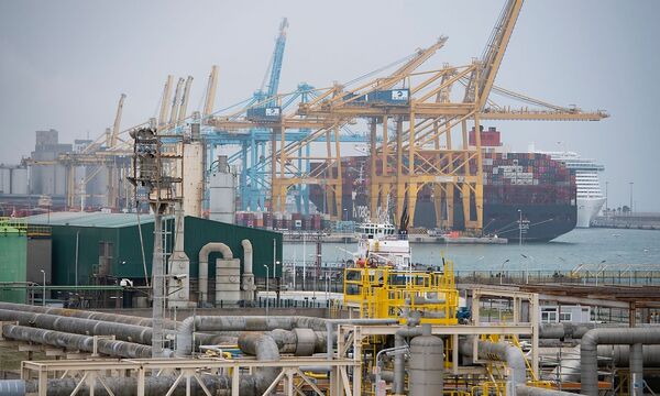 Dieses Archivbild vom 29. März 2022 zeigt eine Gesamtansicht des Enagás-Flüssiggasterminals in Barcelona, dem ältesten in Kontinentaleuropa.