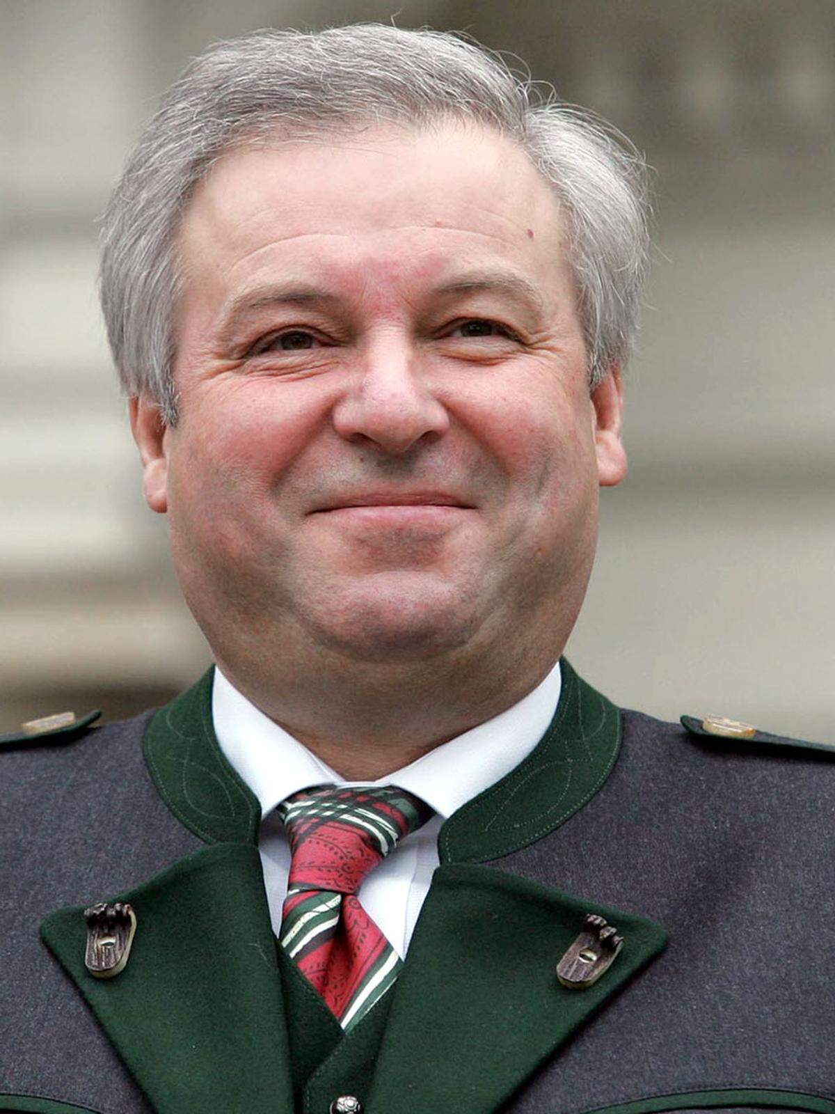 Im Oktober 2005 wurde er Erster Landeshauptmannstellvertreter, ehe er im März 2006 auch die Parteiführung von Klasnic übernahm. Ob er die auf Dauer behält, wird wohl auch davon abhängen, ob es ihm gelingt, von Platz zwei aus auf den Landeshauptmann-Sessel zu klettern.