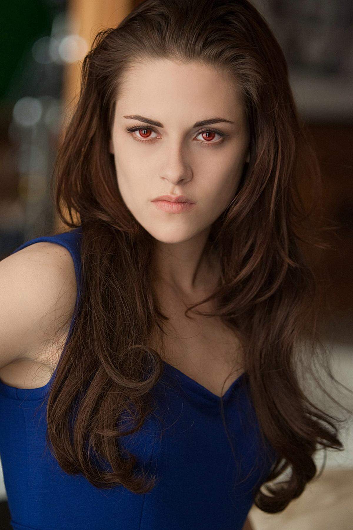 Der Abschluss der "Twilight"-Saga schließt direkt am Vorgänger an. In Film Nummer vier hatte Bella (Kristen Stewart) ihren herzschlaglosen Traumprinzen Edward (Robert Pattinson) geheiratet und war bei der Geburt des gemeinsamen Mensch-Vampir-Hybriden-Babys gestorben sowie wiedergeboren worden. Vampir zu sein ist eine tolle Sache, stellt die frischvermählte Jungmutter zu Beginn von Teil fünf fest: Man sieht super aus, kriegt eine aufregende neue Augenfarbe, sieht alles in Nahaufnahme und/oder Zeitlupe und hat Spaß beim Wild-Herumrennen durch Wälder und Berge. Nicht zu vergessen: Man glitzert in der Sonne.