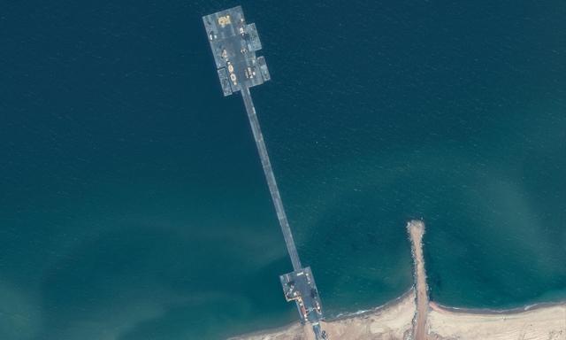 Über den errichteten provisorischen Pier liefert das US-Militär lebensnotwendige Hilfsgüter in den Gazastreifen. Immer wieder kommt es zu Problemen.