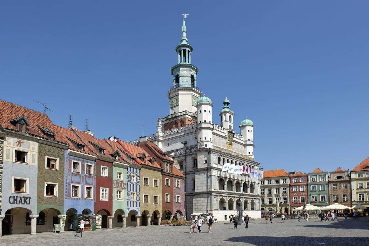 Die Krämerhäuser in der polnischen Stadt Posen sehen aus wie schmale Puppenhäuser. Ihren Ursprung haben sie im Mittelalter, damals allerdings noch als einfach Holzbuden, in denen Heringe, Salz und Seile verkauft wurden.