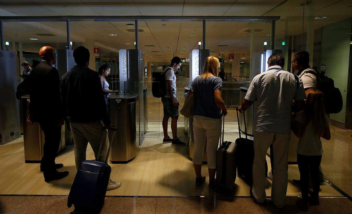 Auf Platz 10 liegt Spanien... Im Bild: Automatisches Grenzkontrollsystem ABC am Flughafen Barcelona-El Prat