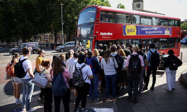 Dann eben mit dem Bus... dachten sich viele Londoner. Nicht alle Bewohner der Metropolregion konnten im Home-Office bleiben.