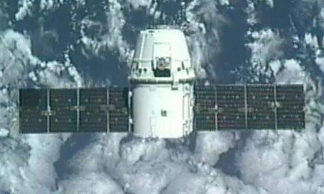 Erstmals dockte eine private Raumkapsel an der ISS an.