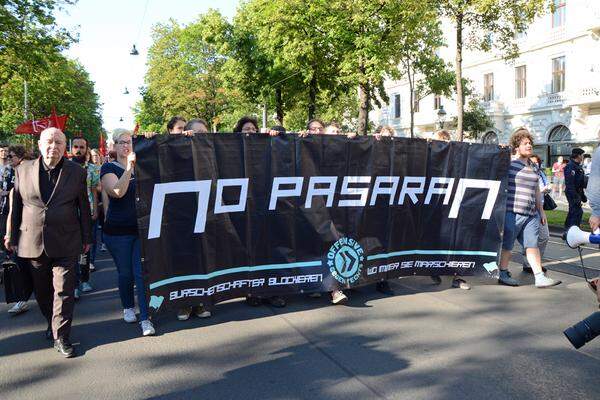 Unter dem Motto "No Pasaran" (kein Durchkommen) bewegten sich die Demonstranten über die gesperrte Ringstraße.