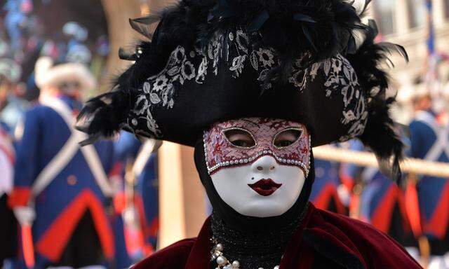 Karneval in Venedig VENICE CARNIVAL Shows in st Markus square during carnival time in Venice Venic