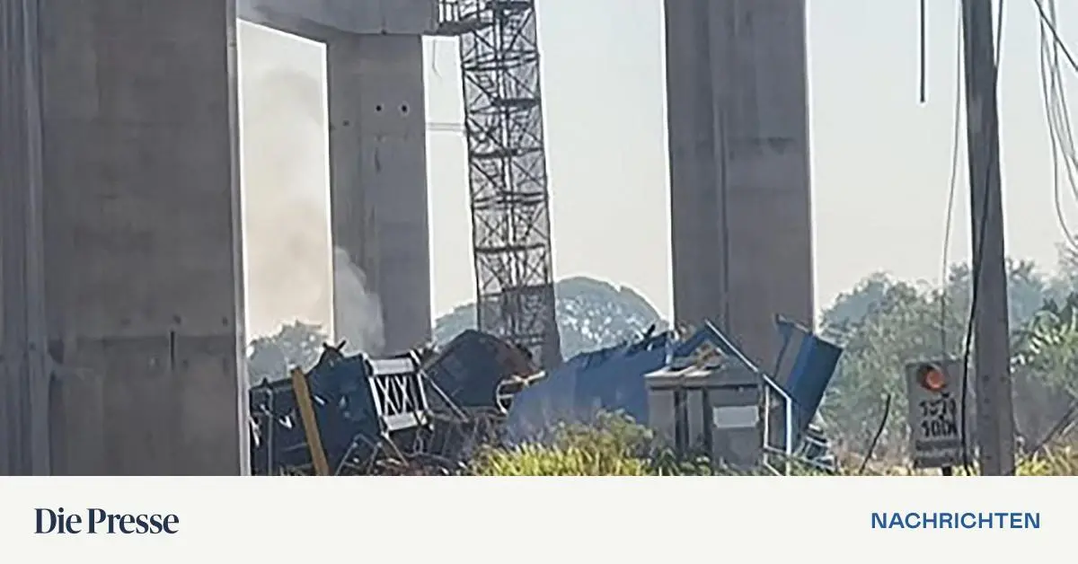 Thailand-Zug-rast-ungebremst-in-umgefallenen-Baukran