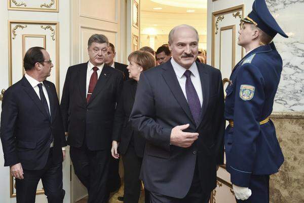 Mit Merkel habe er auch über den nächsten EU-Ostpartnerschaftsgipfel im Mai in Riga gesprochen, sagte Lukaschenko der dpa. Eine Entscheidung über seine Teilnahme gebe es aber nicht. "Das ist natürlich noch weit weg", meinte der Präsident. Seit 1994 regiert er Weißrussland mit harter Hand, im November will er sich erneut zum Präsidenten wählen lassen.
